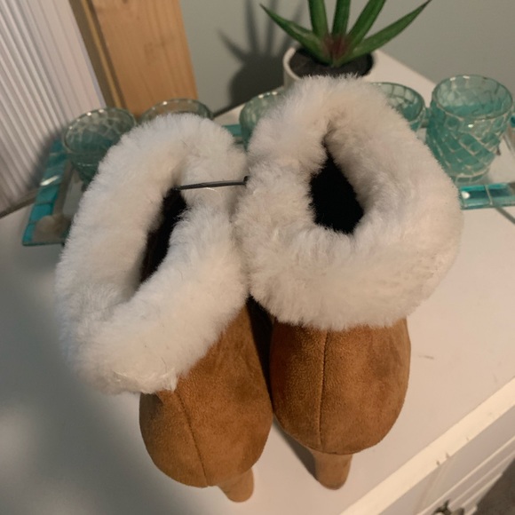 Fashionable brown heeled booties with white fur ankle. Size 8.5 - Picture 4 of 4